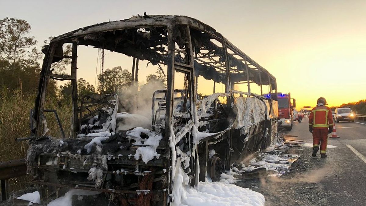 Un autobús de pasajeros sale ardiendo en plena autovía de Huelva Un autobús de pasajeros sale ardiendo en plena autovía de Huelva