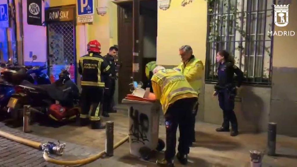 Rescatan a un hombre del incendio de su vivienda en Madrid