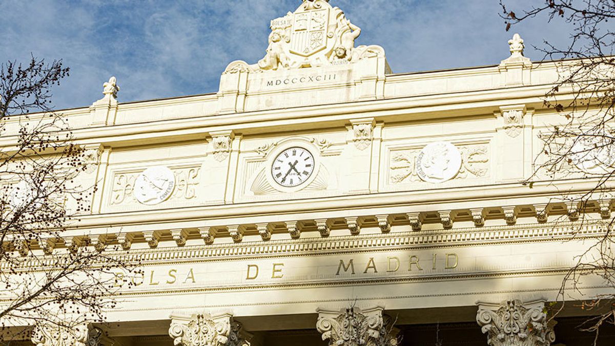 El Ibex 35 cae un 2,5% en la apertura y pierde los 9.700 ante la llegada del coronavirus a Italia El Ibex 35 cae un 2,5% en la apertura y pierde los 9.700 ante la llegada del coronavirus a Italia