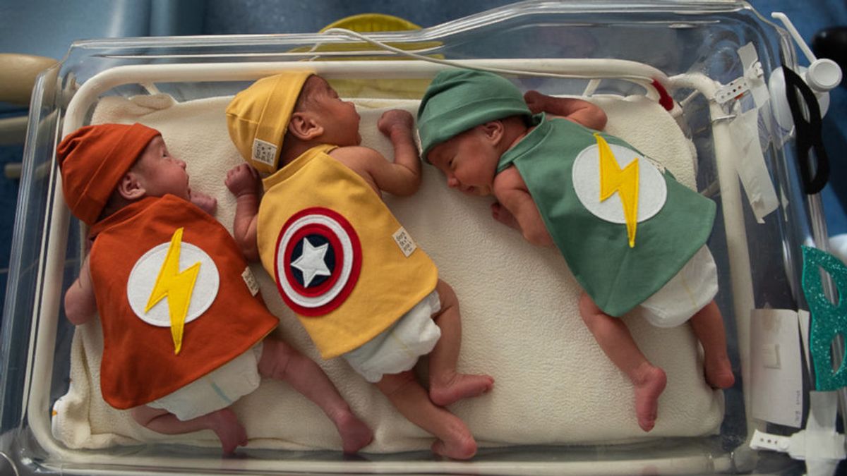 Los bebés de la UCI de neonatología del Clínic, disfrazados de superhéroes por Carnaval