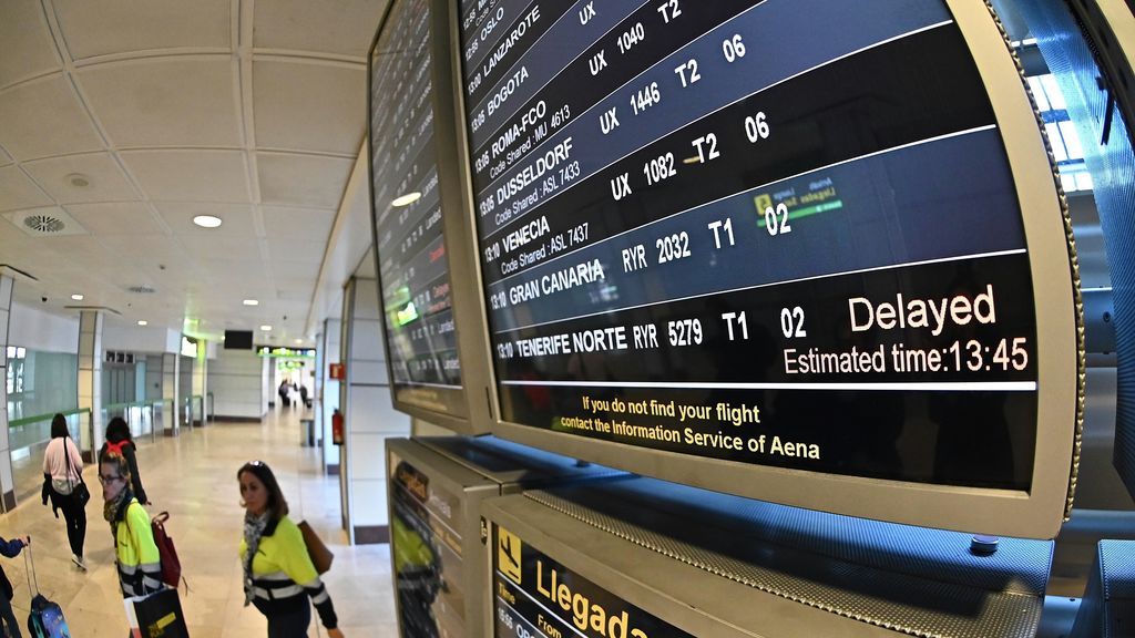 Los aeropuertos canarios reabren el tráfico pero operan con restricciones