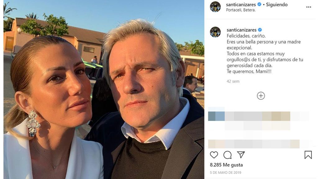 Santiago Cañizares posa junto a su mujer Mayte García