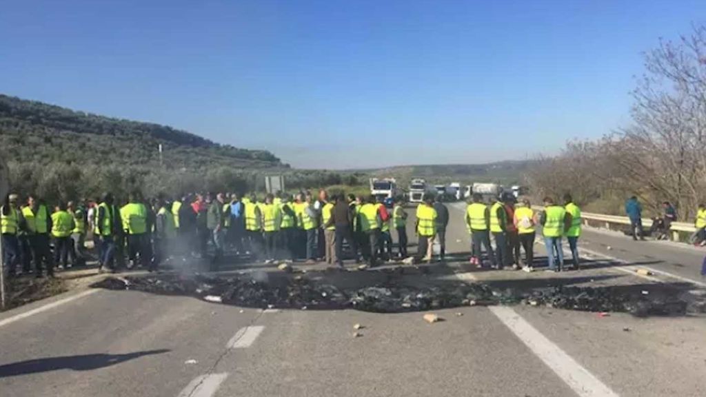 Los agricultores cortan la A-312 en la localidad jienense de Navas de San Juan y colapsan el acceso a Villargordo