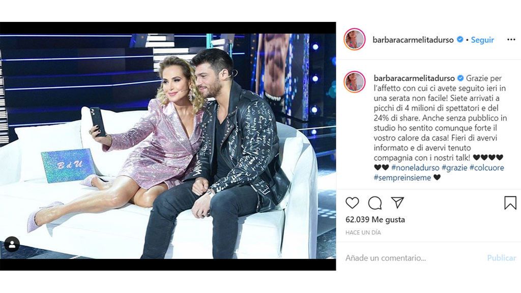 Barbara d'Urso, presentadora del programa, se hace un selfie con Can Yaman