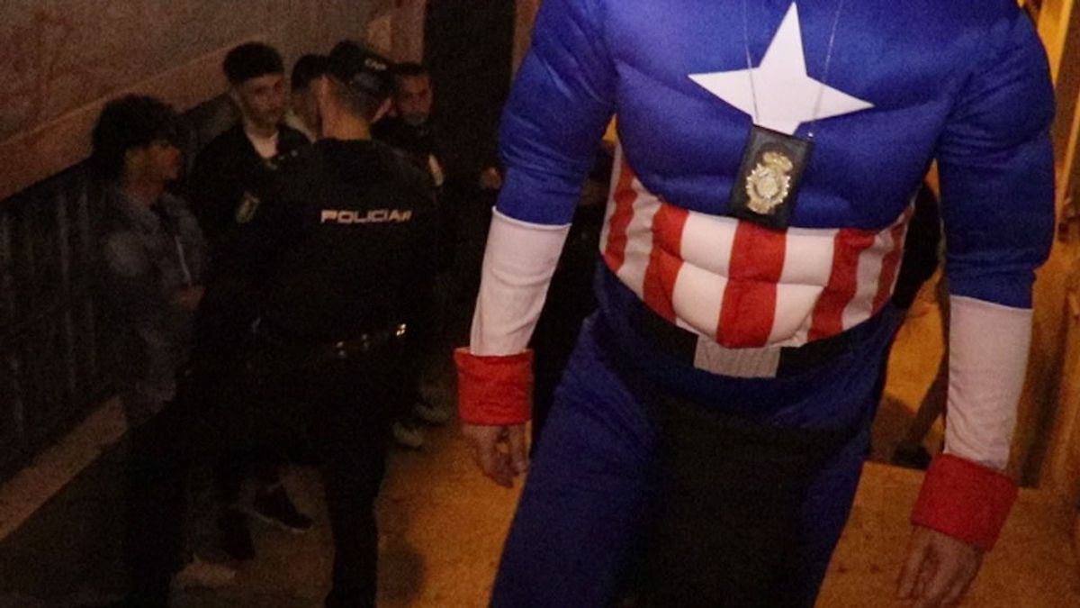 Un policía disfrazado de Capitán América Un policía disfrazado de Capitán América