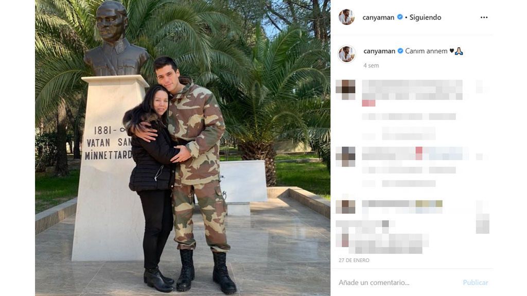 Can Yaman posa con su madre durante el servicio militar