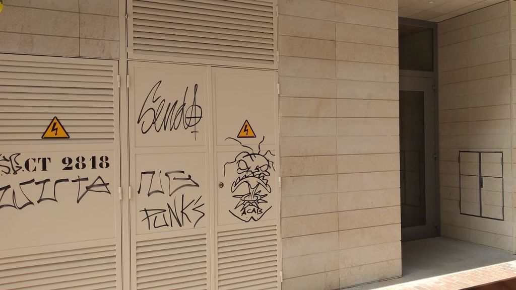 Varios grafitis en un edificio de Logroño