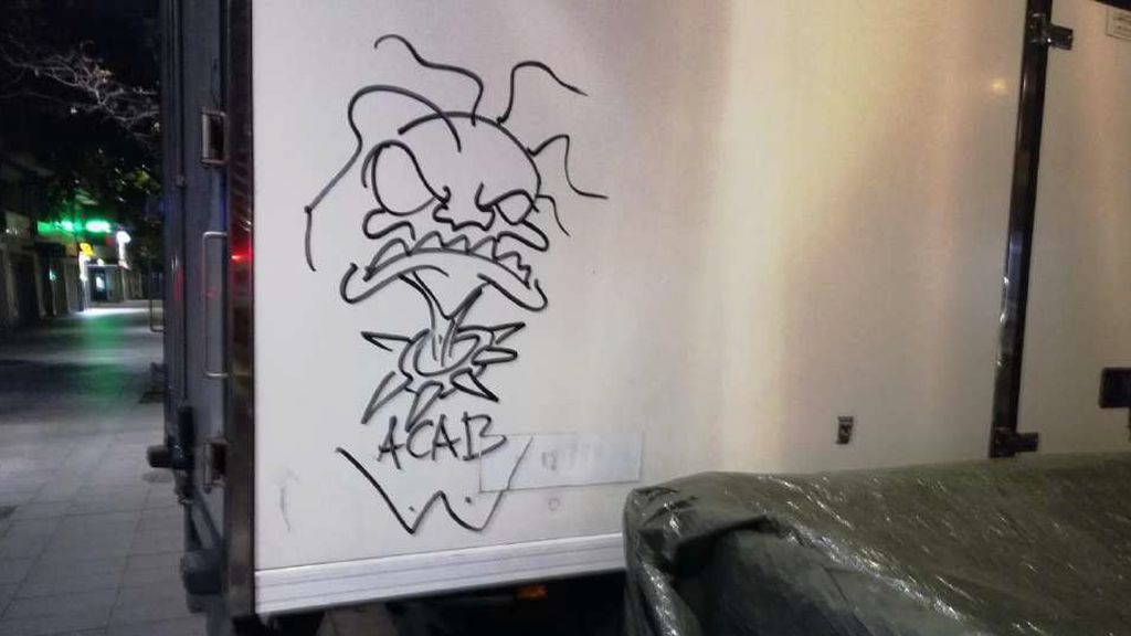 Un grafiti en la parte trasera de una furgoneta