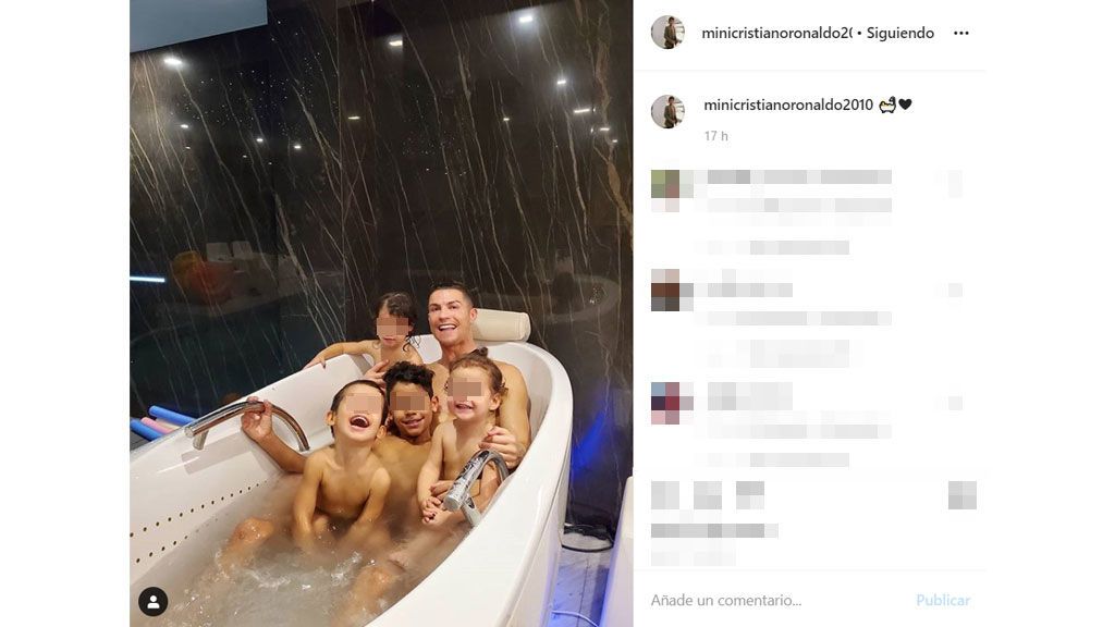 El simpático posado de Cristiano y sus cuatro hijos en la bañera