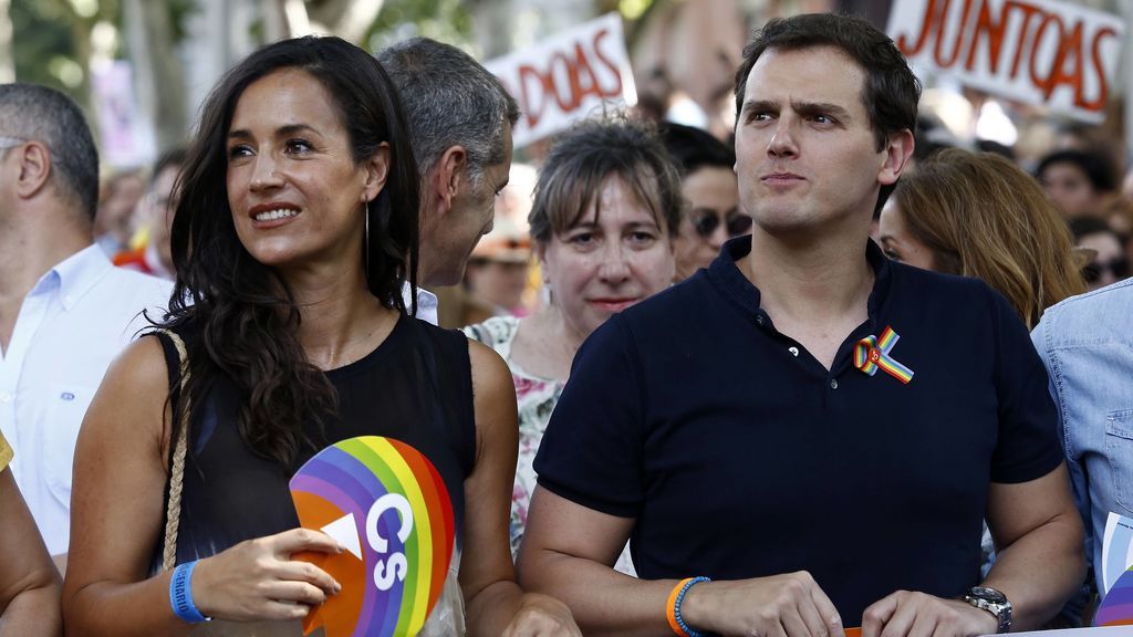 Begoña Villacís y Albert Rivera, durante la cabalgata del Orgullo Gay 2018