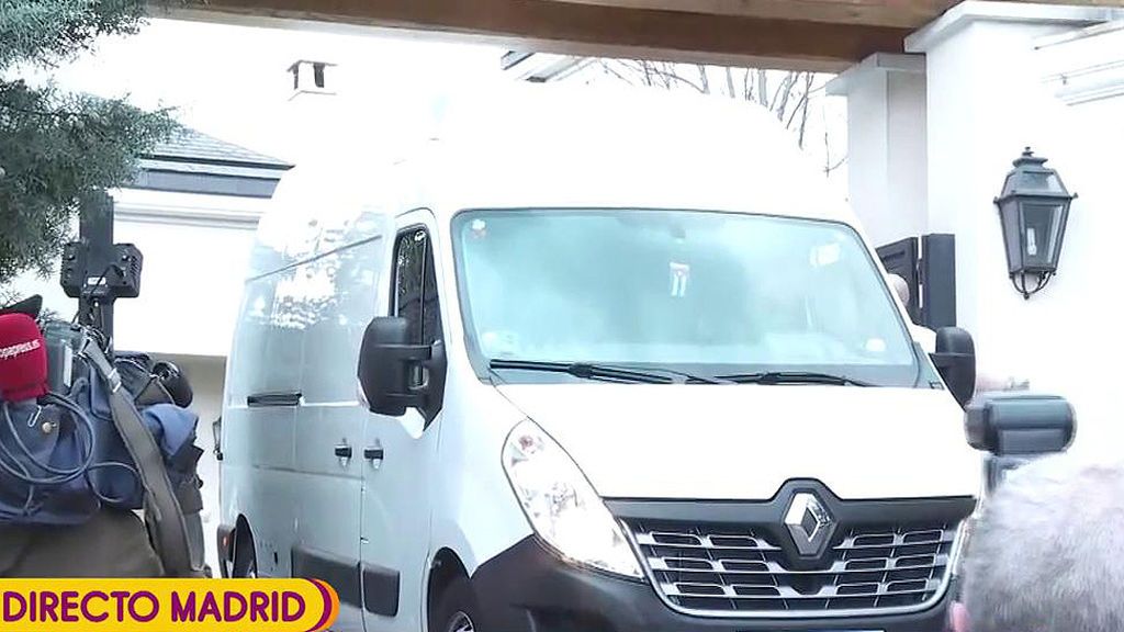 Edmundo Arrocet recoge sus cosas de casa de Mª Teresa