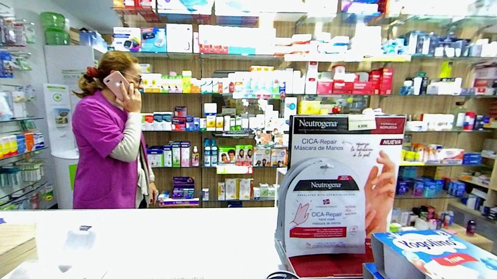 Una farmacéutica atiende una petición de mascarillas