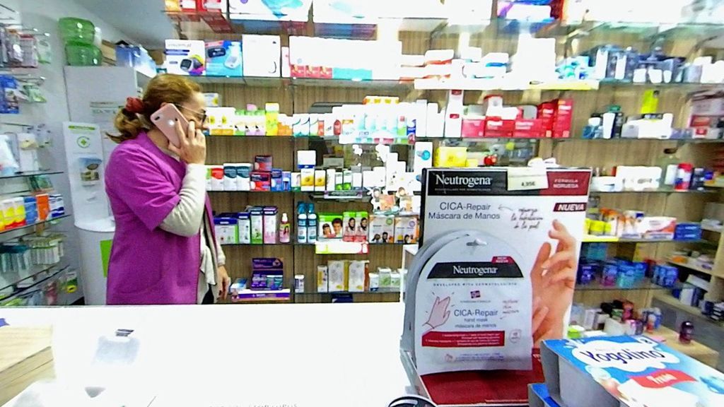 Una farmacéutica atiende una petición de mascarillas