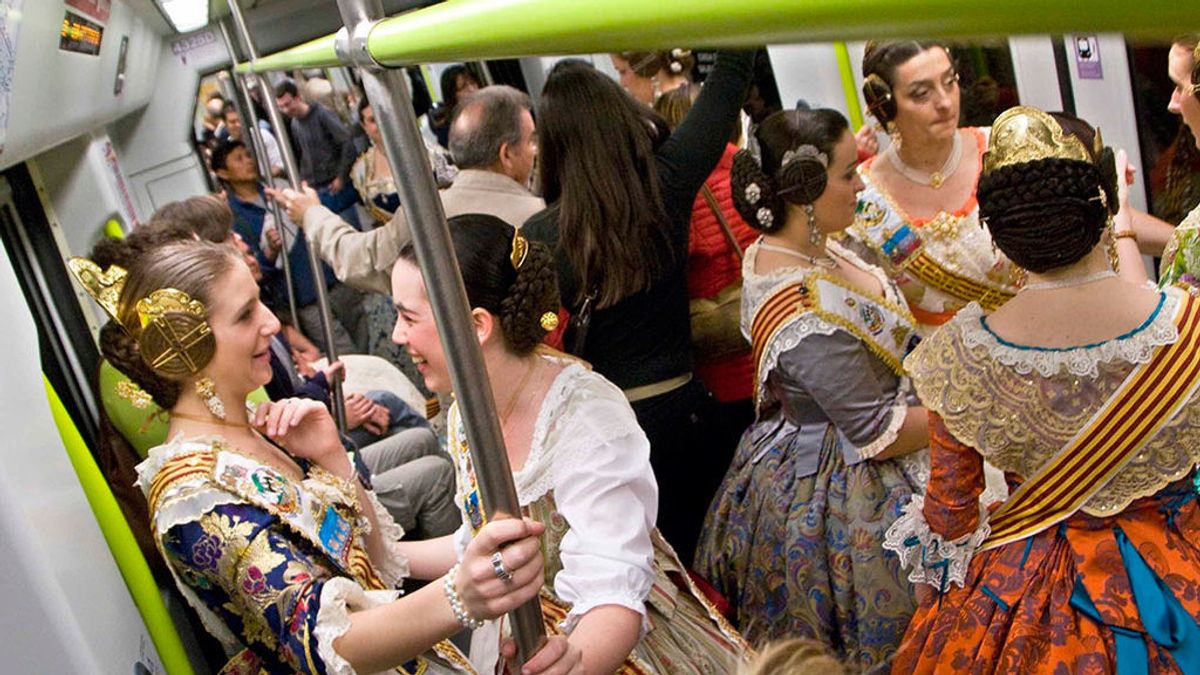 Falleros viajan en el metro de Valencia. Falleros viajan en el metro de Valencia.