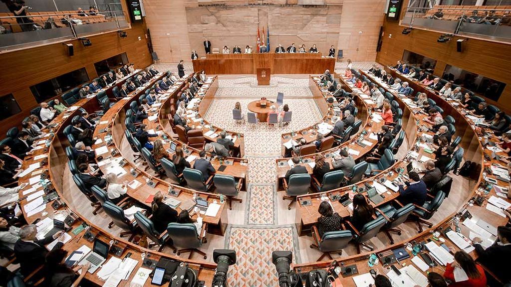 Los diputados de Madrid se suben el salario un 2%, tras una década de sueldos congelados Los diputados de Madrid se suben el salario un 2%, tras una década de sueldos congelados