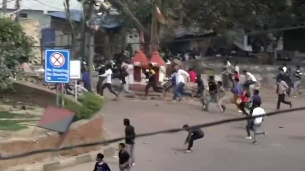 Enfrentamiento entre manifestantes y policía en la India durante la visita de Trump