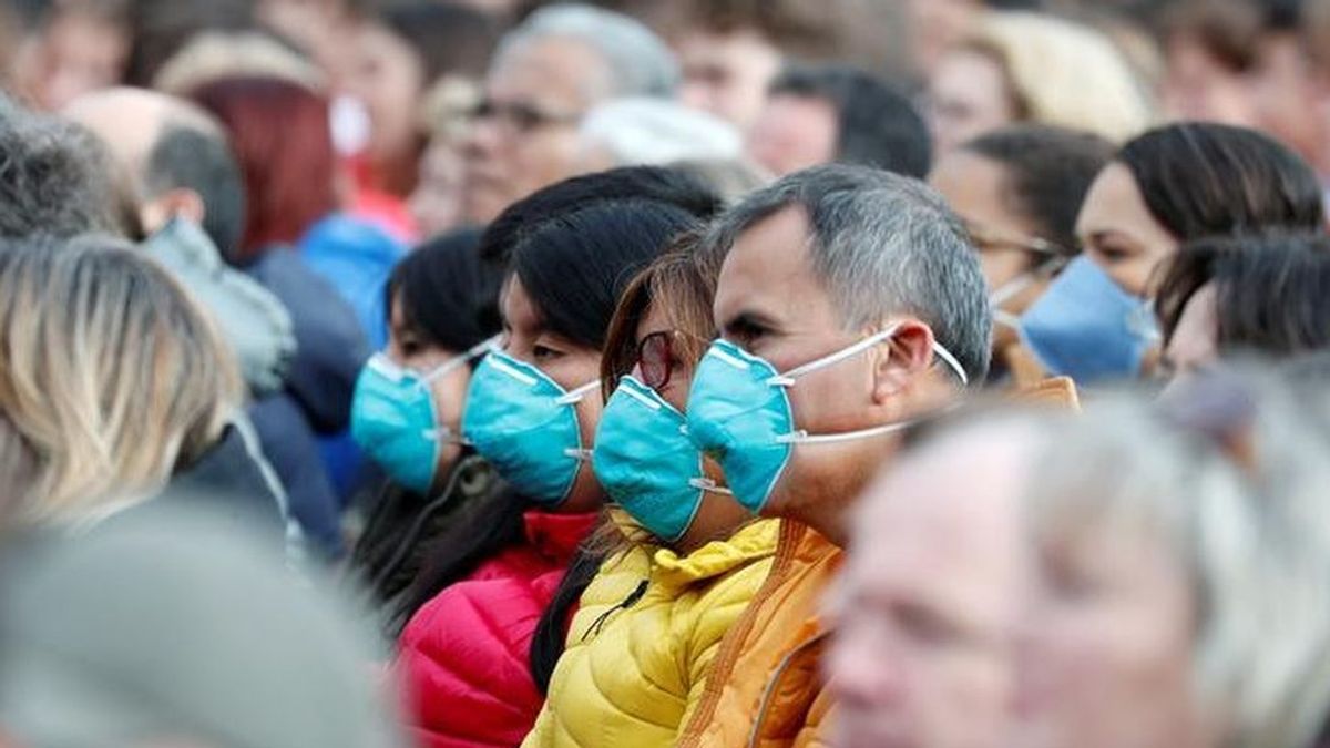 Los médicos españoles advierten que: "las mascarillas no sirven de nada al aire libre"