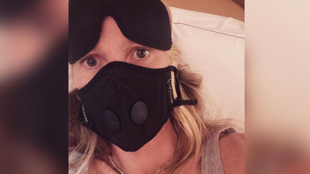Gwyneth Paltrow agita el pánico al coronavirus con mascarilla negra en el avión: "Manténganse a salvo"