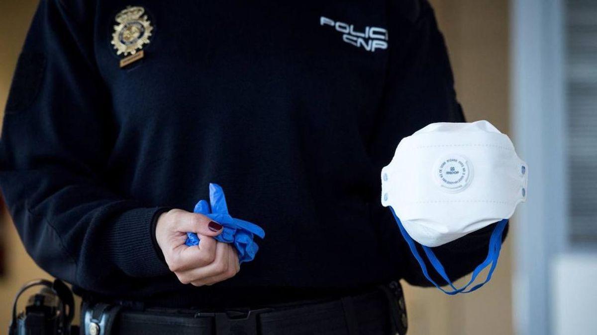 Policía Nacional con mascarillas en las manos