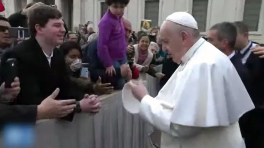 Las mascarillas han llegado ya a la audiencia del Papa Francisco en la plaza de San Pedro