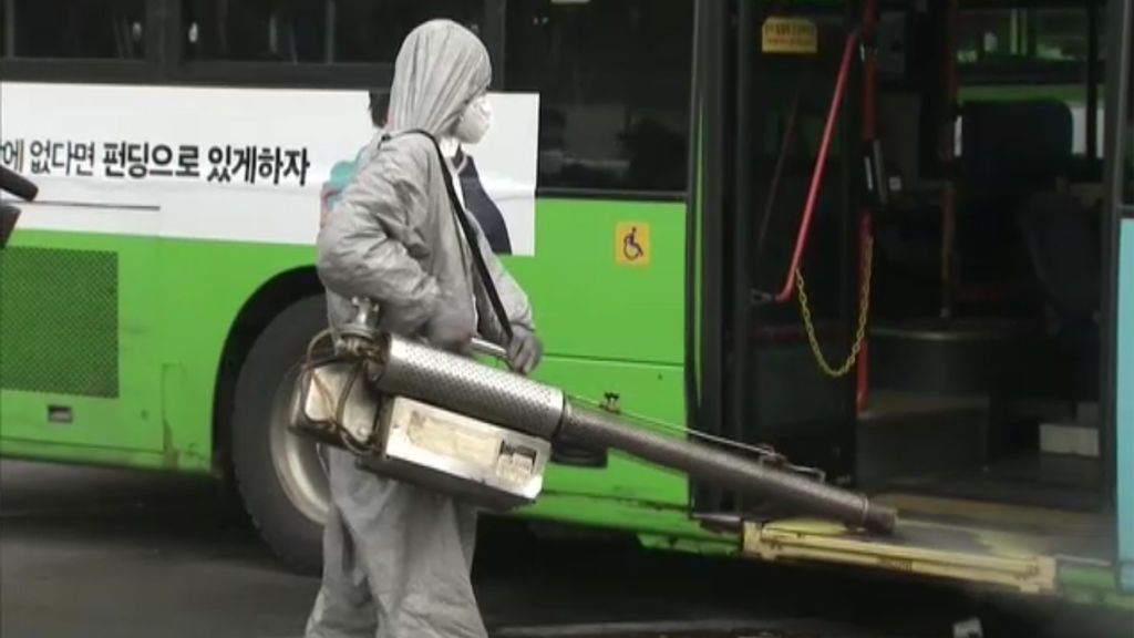 Corea del Sur desinfecta el interior de los autobuses para contener el coronavirus