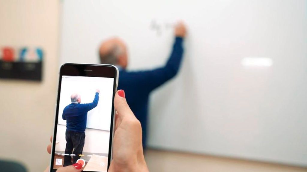 Carlos Maxi, el profesor de matemáticas que arrasa en TikTok