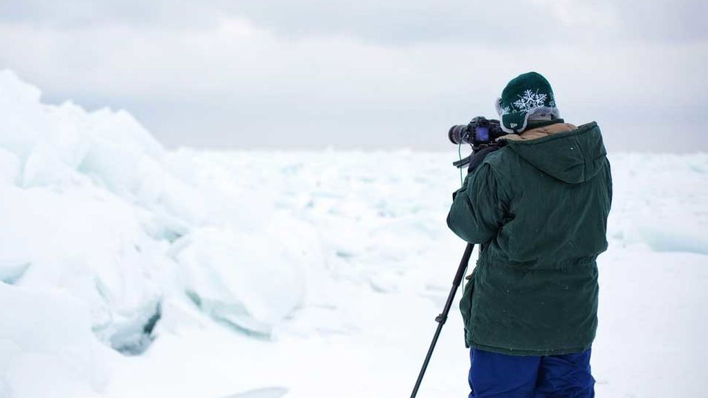 Fotógrafo tomando imágenes en lago de Estados Unidos