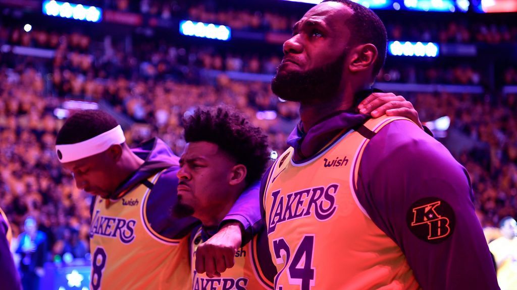 La reacción de LeBron y los jugadores de los Lakers al enterarse en pleno vuelo de la muerte de Kobe: "Dejen de bromear"