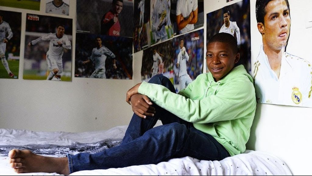 Mbappé: "Los niños tienen pósters de superhéroes, yo los tenía de Zidane y Cristiano" Mbappé: "Los niños tienen pósters de superhéroes, yo los tenía de Zidane y Cristiano"
