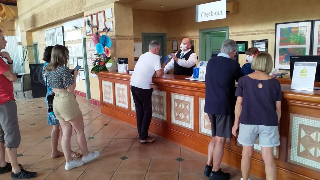 Sin comedor ni bufé libre, los turistas y trabajadores del hotel de Tenerife denuncian "agotamiento"