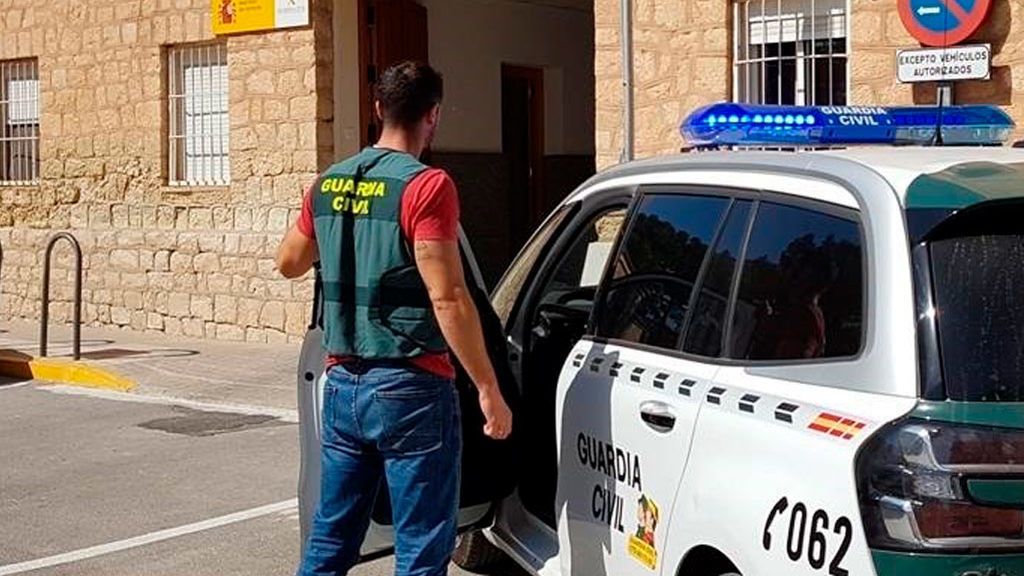 El Supremo suspende durante dos meses al guardia civil que propuso a dos alcaldes unirse a Podemos El Supremo suspende durante dos meses al guardia civil que propuso a dos alcaldes unirse a Podemos