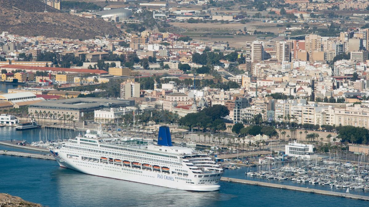 Cruceristas italianos agotan en cinco horas las mascarillas en Cartagena