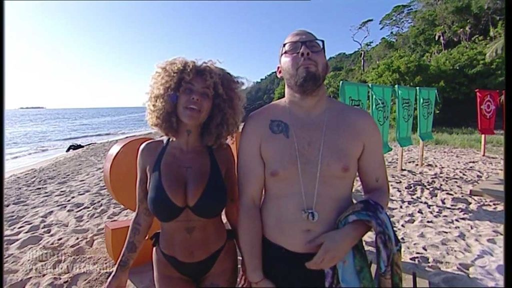 Colores fluorescentes, bikinis minúsculos y collares llamativos: Así es la boda de baño de 'SV 2020'