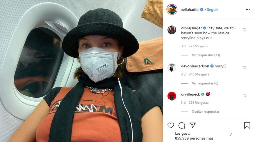 Bella Hadid, con mascarilla durante uno de sus viajes