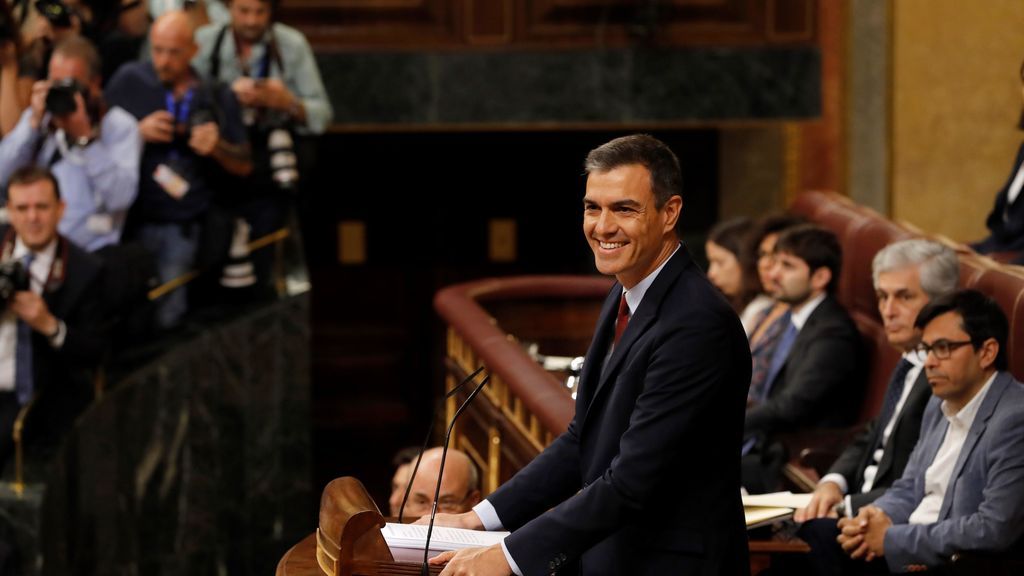 El PSOE arrasa en el CIS  y le saca doce puntos al PP: la mesa no pasa factura