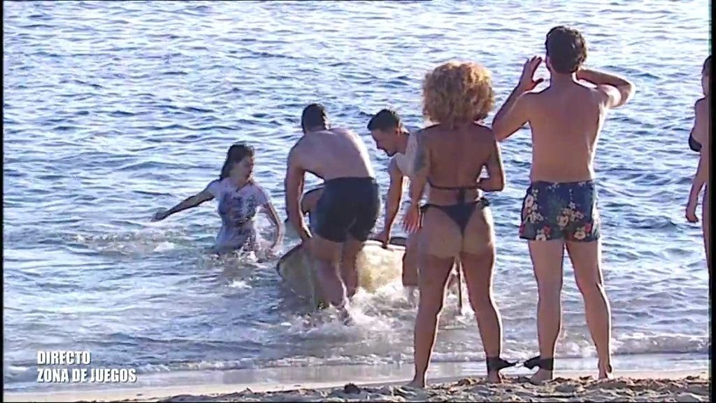 Colores fluorescentes, bikinis minúsculos y collares llamativos: Así es la boda de baño de 'SV 2020'