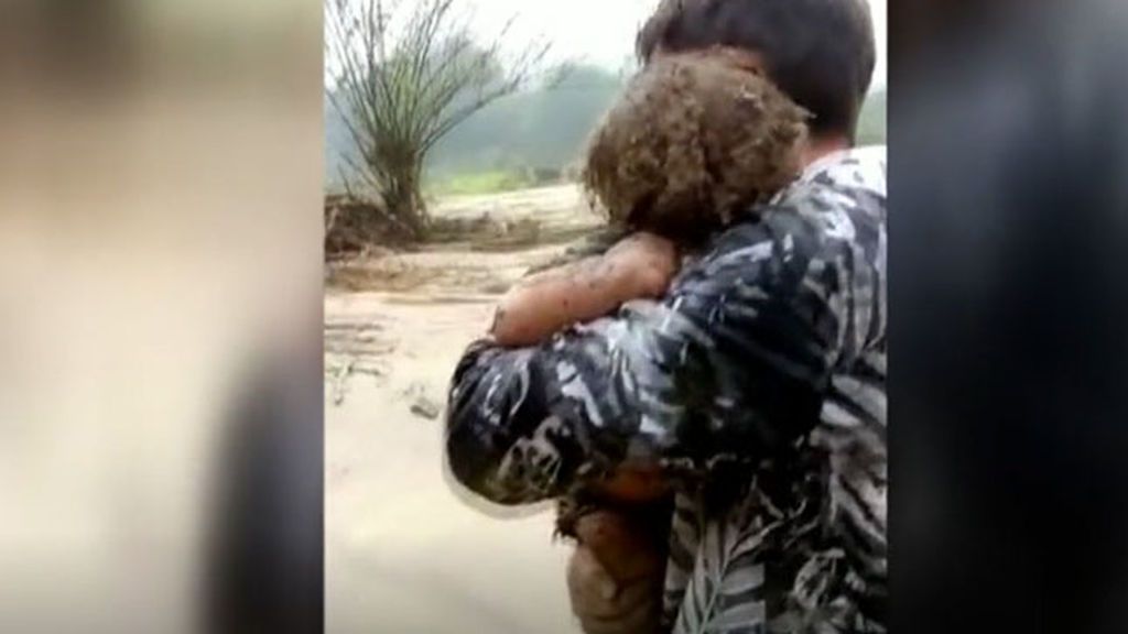Rescatan con vida a un bebé que pasó seis horas sepultado por el lodo en Colombia -