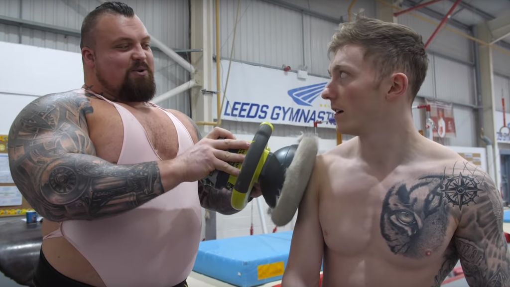 El 'Hombre Más Fuerte Del Mundo' deja las pesas por la gimnasia: de los estiramientos al 'backflip' El 'Hombre Más Fuerte Del Mundo' deja las pesas por la gimnasia: de los estiramientos al 'backflip'