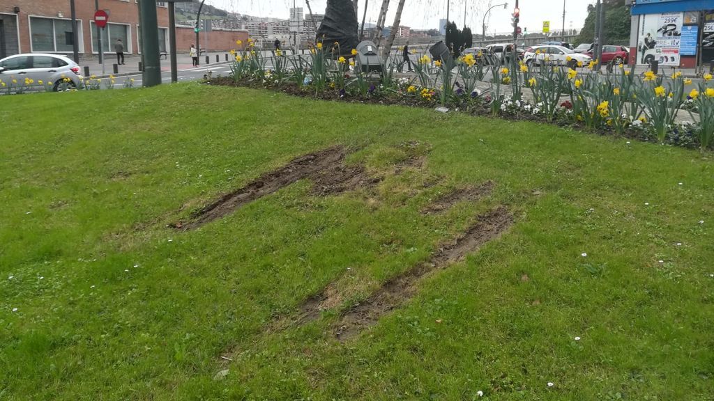 Derrapes en la rotonda del barrio bilbaino de Zorroza