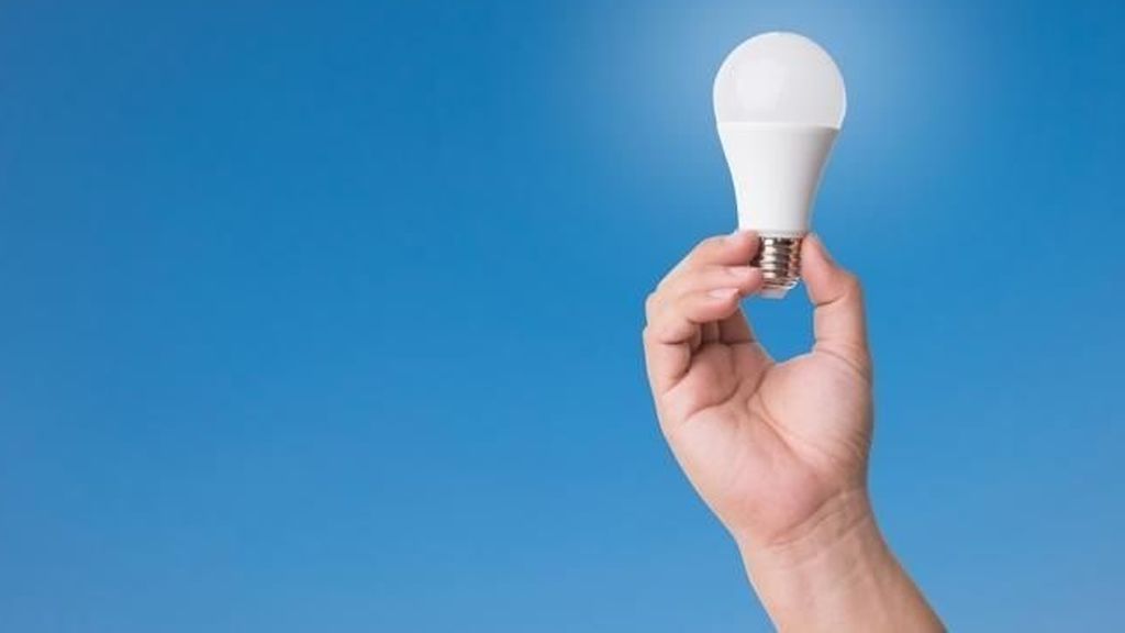 El recibo de la luz vuelve a bajar y se abarata un 4,6% en febrero El recibo de la luz vuelve a bajar y se abarata un 4,6% en febrero