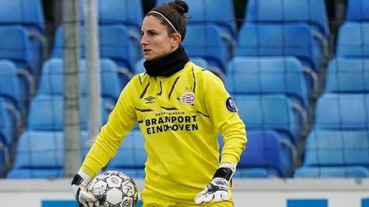 El 'zasca' del Getafe a la portera Eli Sarasola por cargar contra su juego ante el Ajax: "Aceptamos la crítica constructiva" El 'zasca' del Getafe a la portera Eli Sarasola por cargar contra su juego ante el Ajax: "Aceptamos la crítica constructiva"