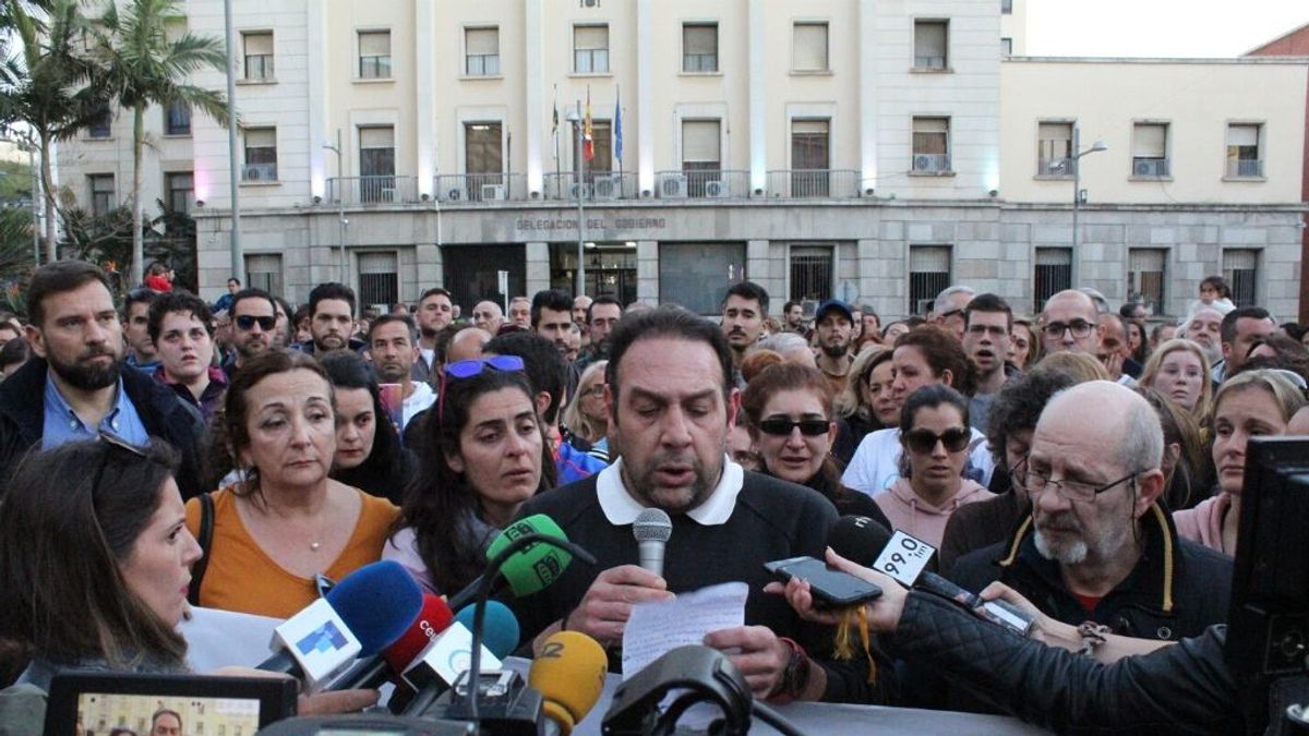 Cientos de docentes de Ceuta se movilizan por los maestros detenidos tras ser denunciados por presuntos abusos Cientos de docentes de Ceuta se movilizan por los maestros detenidos tras ser denunciados por presuntos abusos