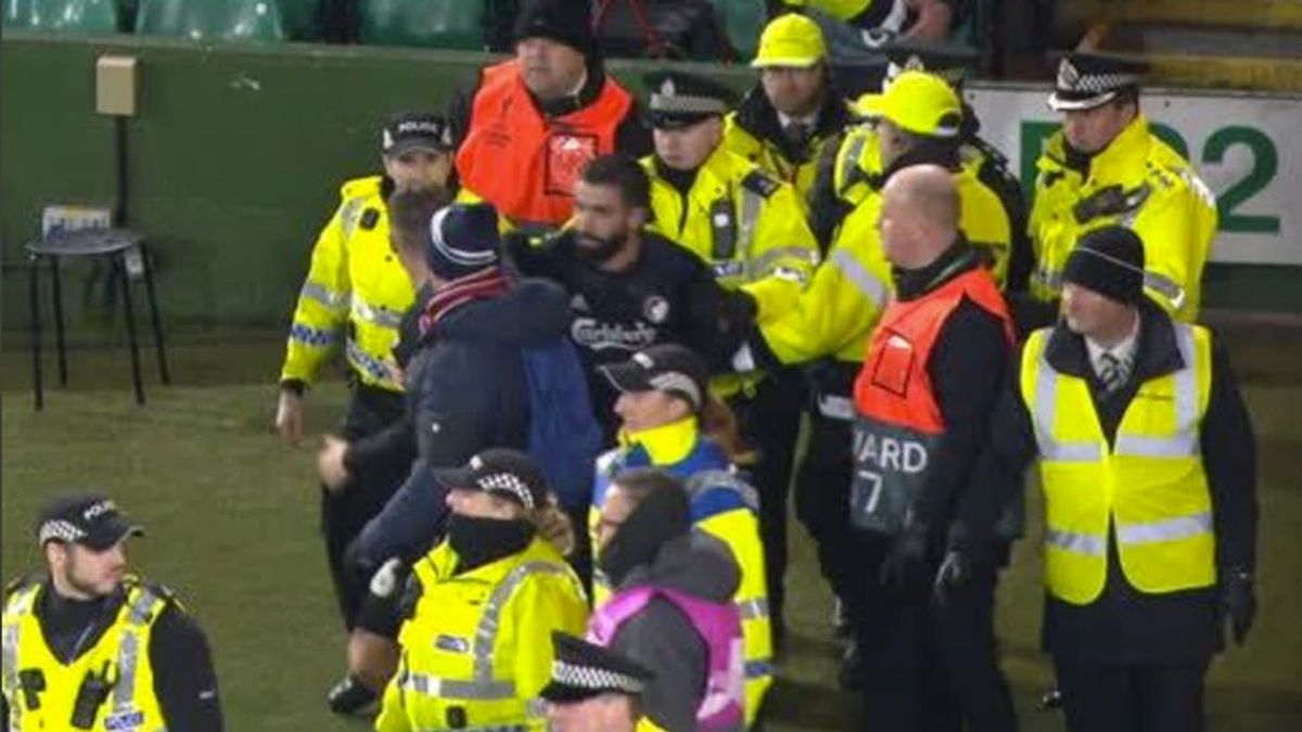 El placaje de un futbolista a un policía durante la celebración de un gol en la Europa League
