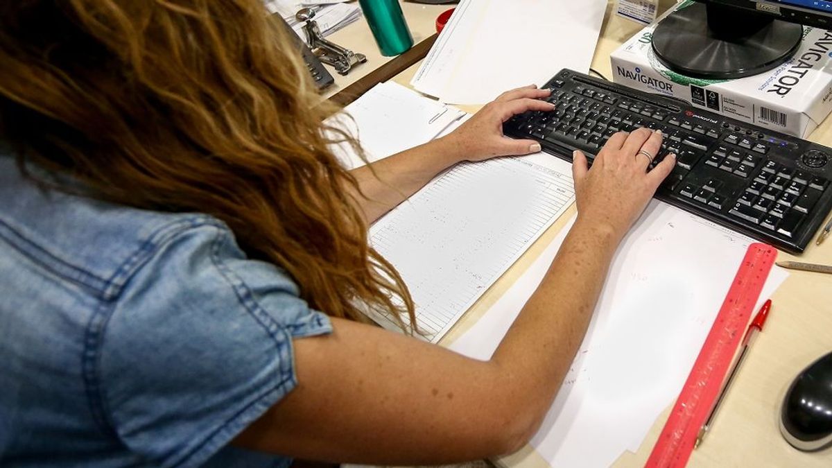 EuropaPress_2217824_Una_mujer_escribe_en_el_teclado_de_su_ordenador_con_papeles_alrededor_mientras_trabaja_en_la_oficina_ EuropaPress_2217824_Una_mujer_escribe_en_el_teclado_de_su_ordenador_con_papeles_alrededor_mientras_trabaja_en_la_oficina_