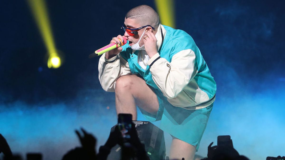 Bad Bunny presenta su disco en Jimmy Fallon con falda y un mensaje de apoyo a una joven trans asesinada Bad Bunny presenta su disco en Jimmy Fallon con falda y un mensaje de apoyo a una joven trans asesinada
