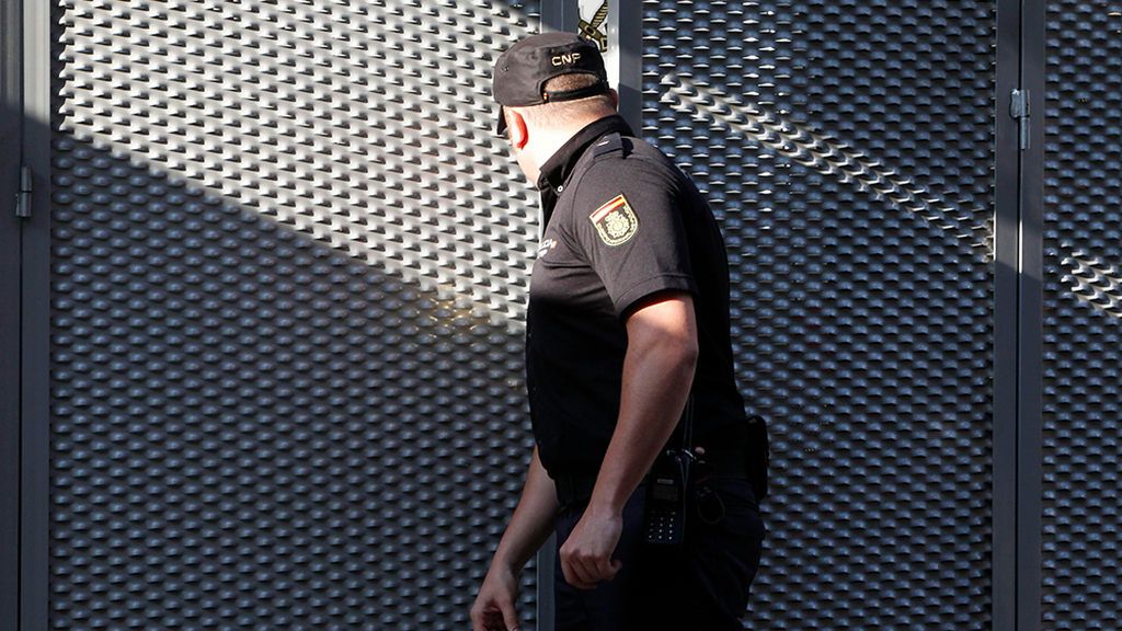 Un agente en la puerta del garaje de la Audiencia Nacional Un agente en la puerta del garaje de la Audiencia Nacional