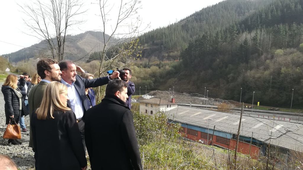 Casado visita el desprendimiento del vertedero de zaldibar