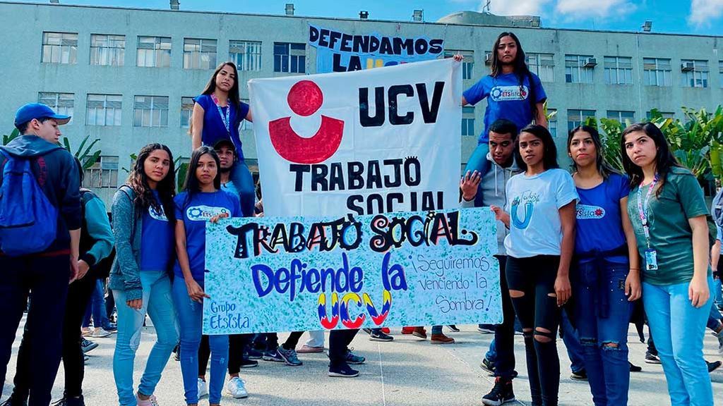 Estudiantes manifestándose frente a la UCV