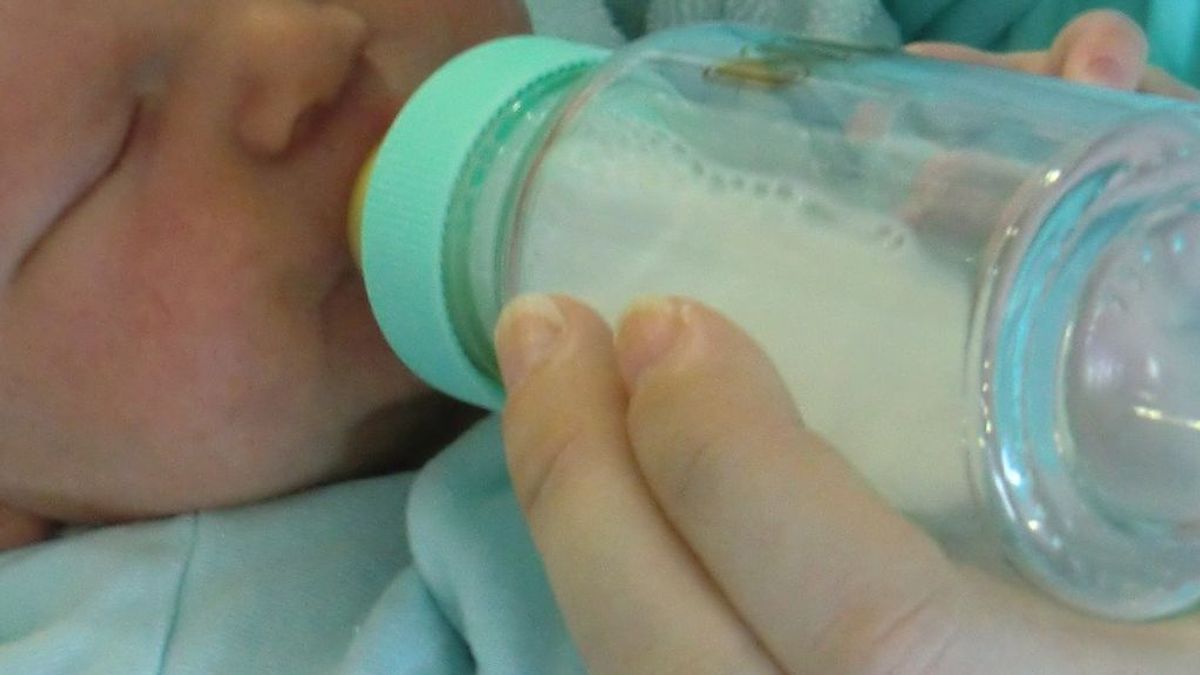 La denuncia de una madre: su bebé vomitó un gusano de 6 centímetros tras beber leche en polvo
