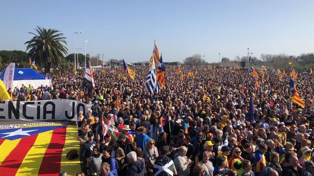 En directo: Puigdemont se da un baño de masas en Perpignan En directo: Puigdemont se da un baño de masas en Perpignan